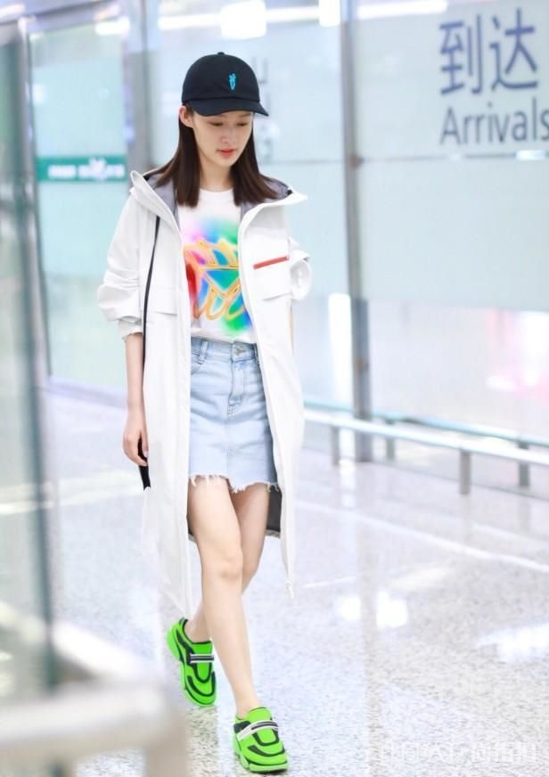 李沁穿“小绿鞋”太抢镜， 再加上一双漫画腿，的确是养眼！