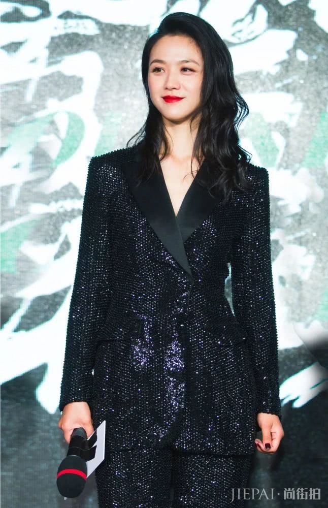 汤唯烈焰红唇配黑发 依然是那个气质女神