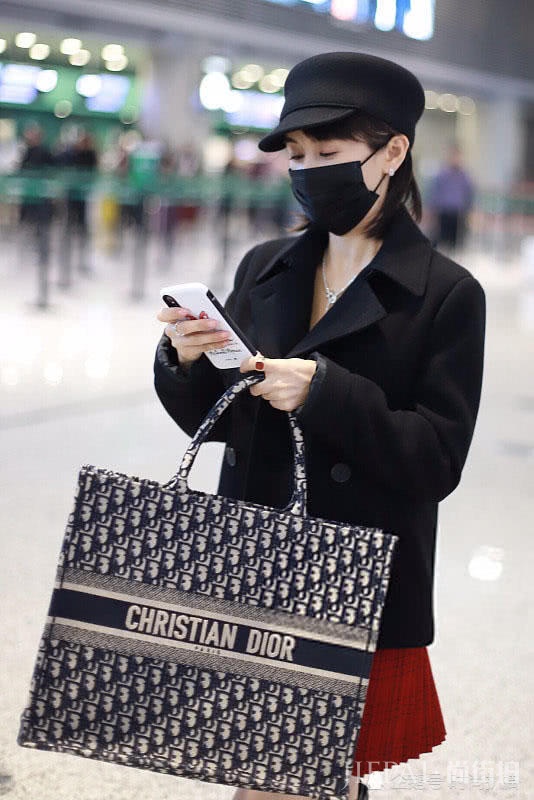 杨颖王子文都在背这款包,时尚女王和“拎购物袋”差距一目了然