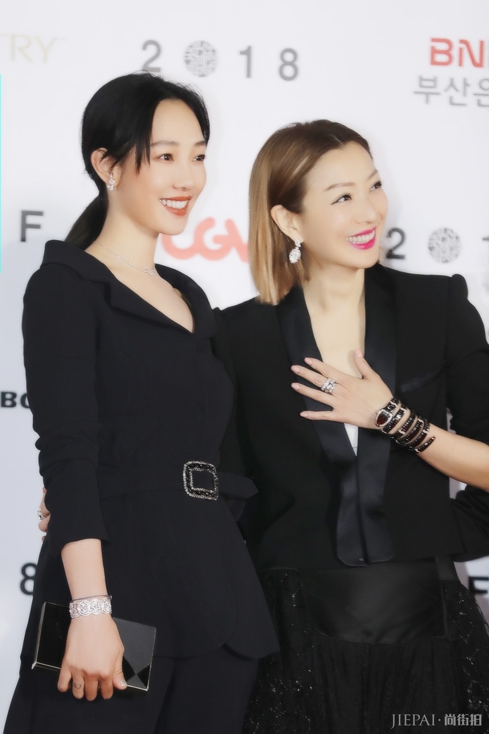 白百何开叉裤装又帅又美 携《八个女人一台戏》现身釜山电影节