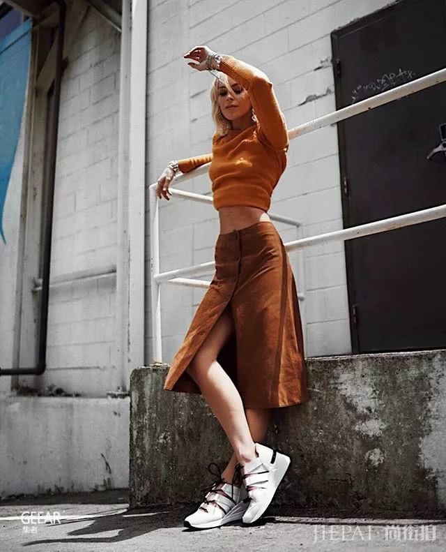 不知道用哪款鞋来搭配你的半身裙？来看看街拍女生们的示范吧