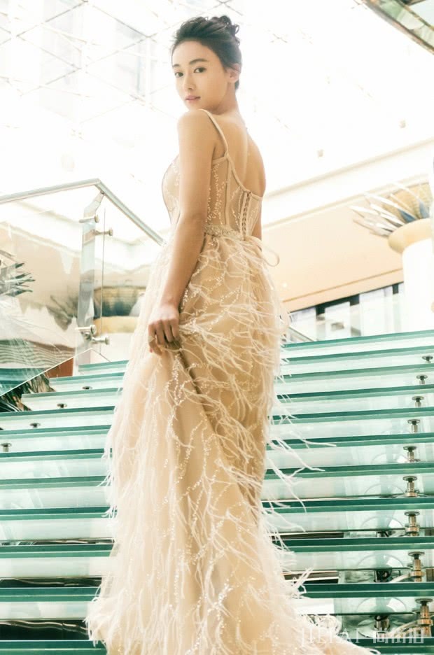 吴谨言的“火箭鞋”才牛,白鞋什么的都落伍了,穿上高级感十足!