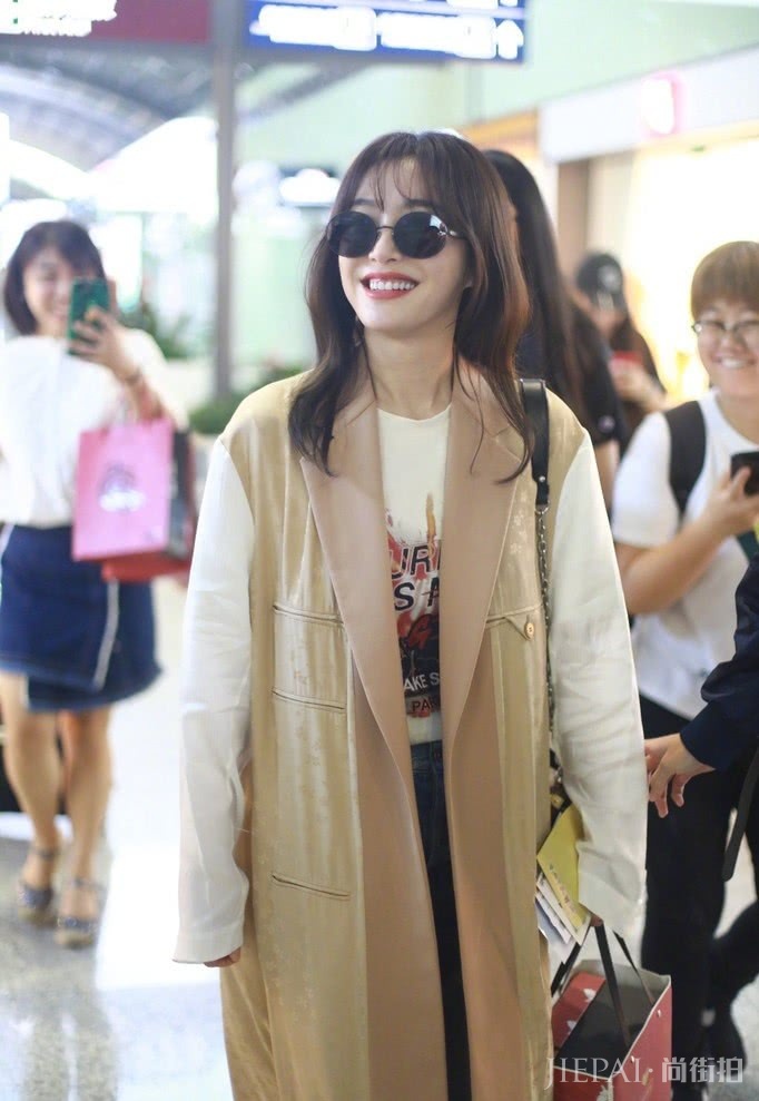 秦岚机场街拍 拼接风衣大步走却暴露腿部亮点