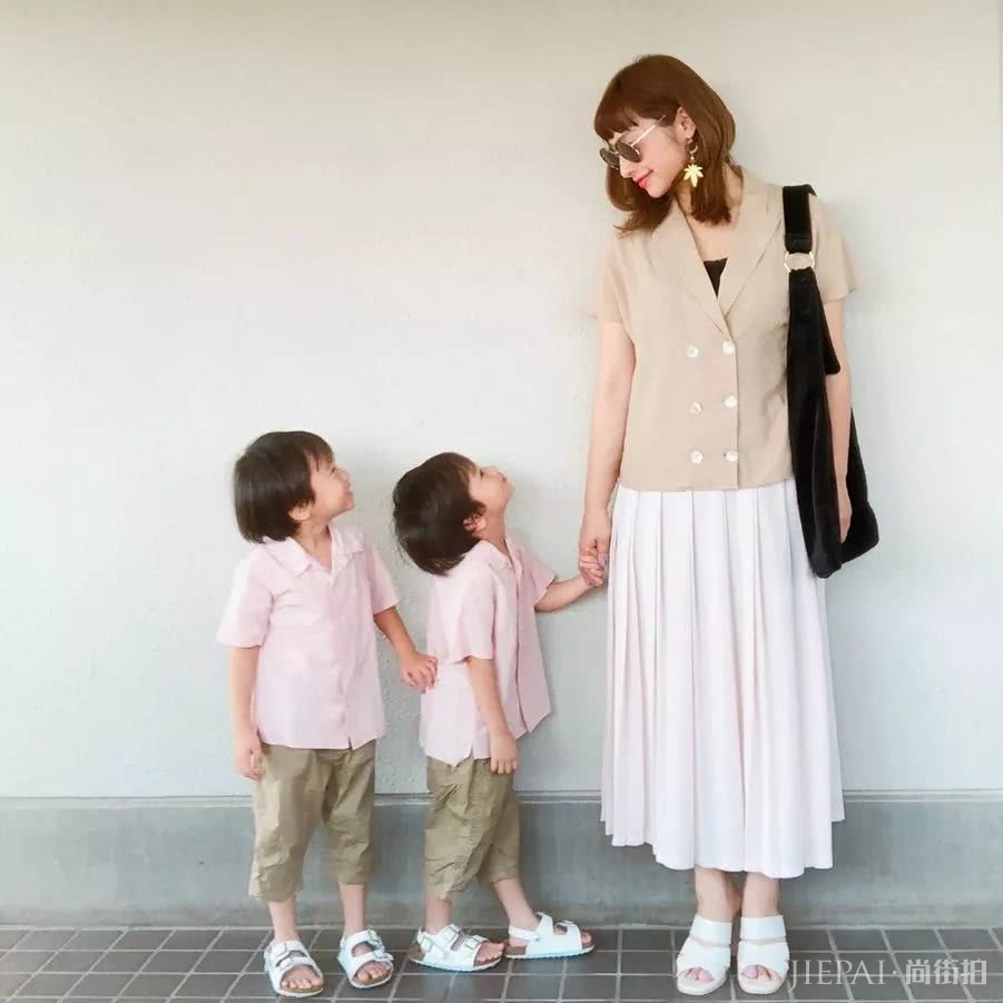 这位日本辣妈和双胞胎萌娃的亲子穿搭太有爱，引无数网友围观