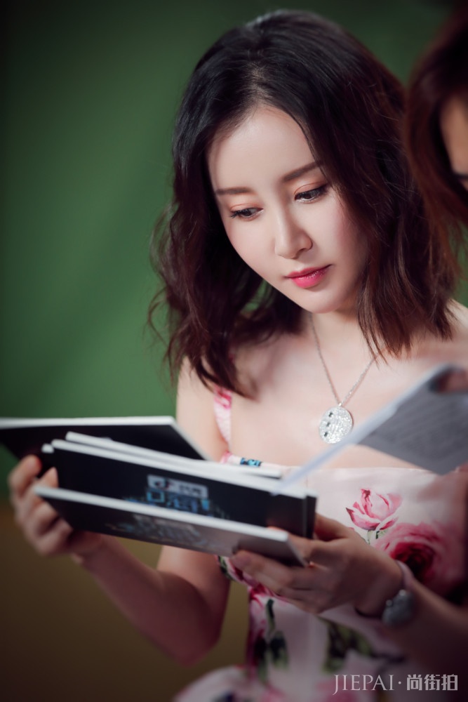 30岁舒畅最新造型，穿对了衣服，又加上摩卡波波头发型，美呆了