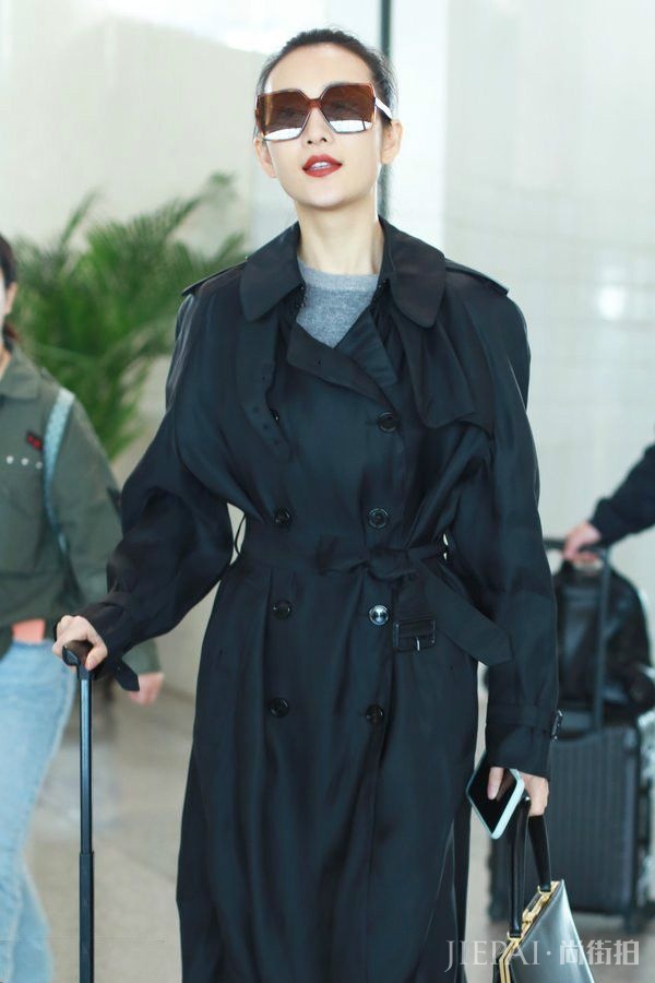 90斤王鸥穿大码风衣机场街拍,网友:衣服都能装下两个你了!