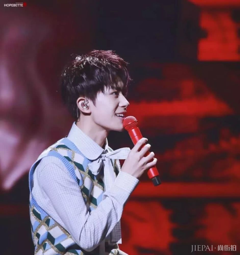 易烊千玺终于18岁了，小姐姐们表白也终于合法了