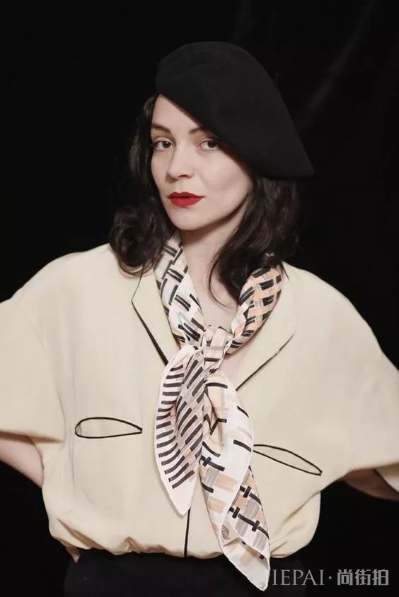 丝巾不知道怎么围时尚？早秋这样系让你搭出气质！！