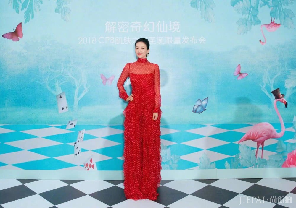 39岁章子怡出席活动，穿波点裙扎葫芦辫，少女气质依旧很惊艳