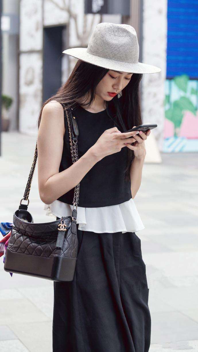 国内街拍: 回眸一笑生千媚, 虎牙小美女超可爱, 让人心都融化了