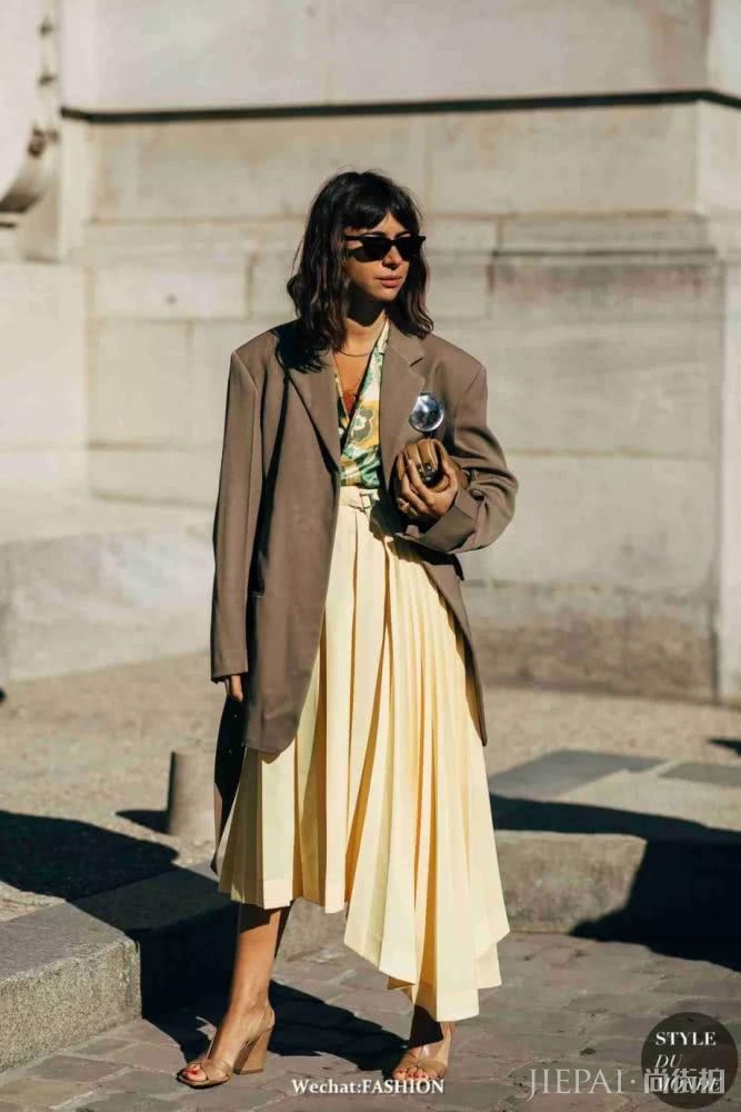 我用外套搭长裙 成为办公室最精致的女孩