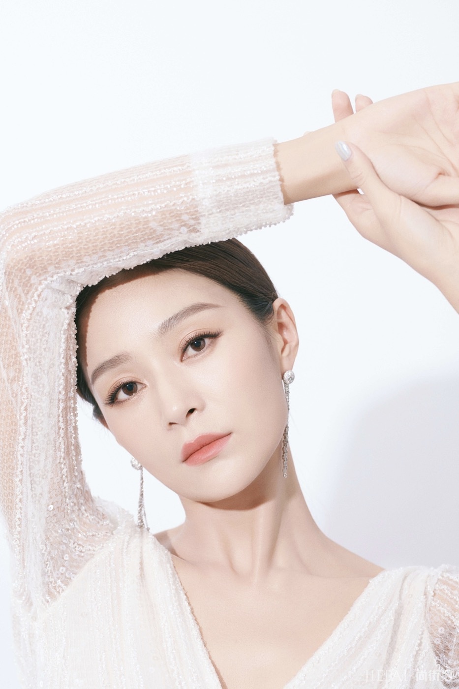 王媛可透视白纱裙亮相时尚活动 被赞“仙女可”