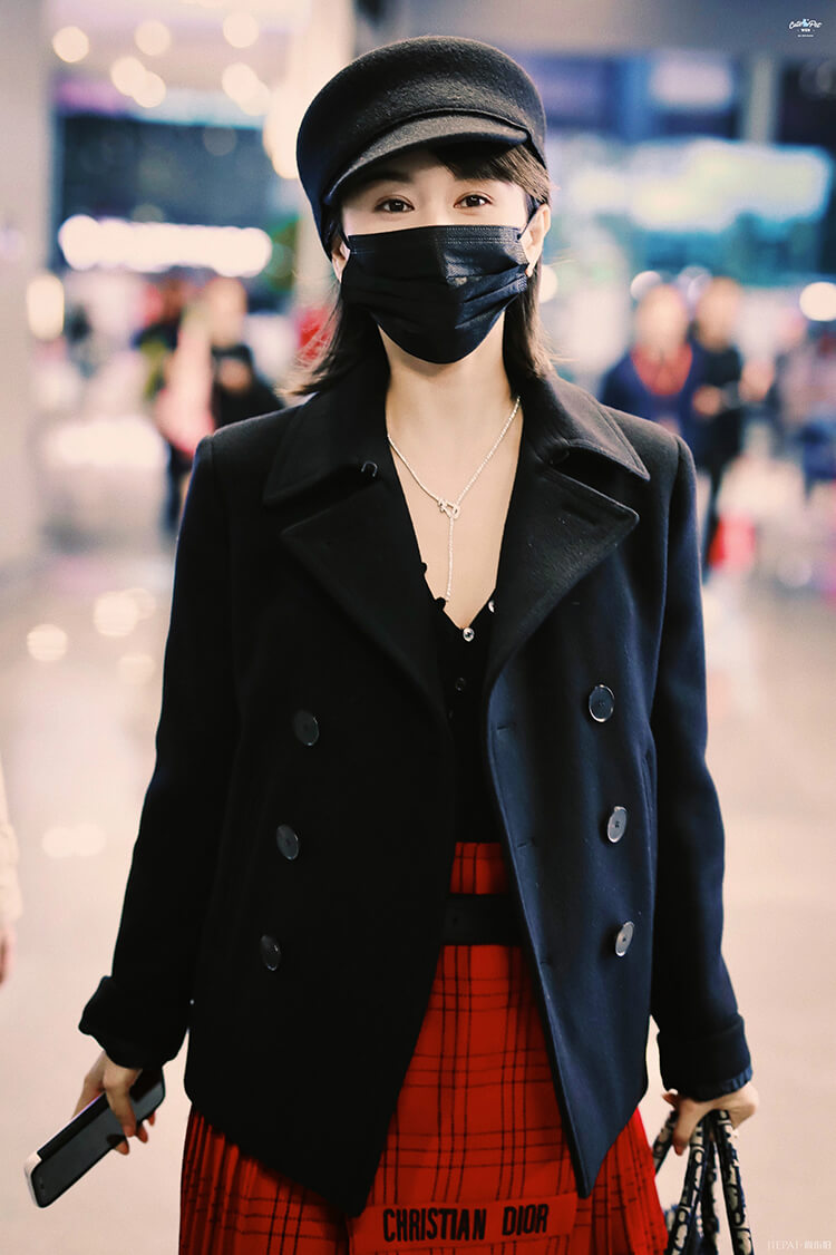 王子文示范矮个子穿搭，机场小红裙甜到炸，菜篮子太抢镜