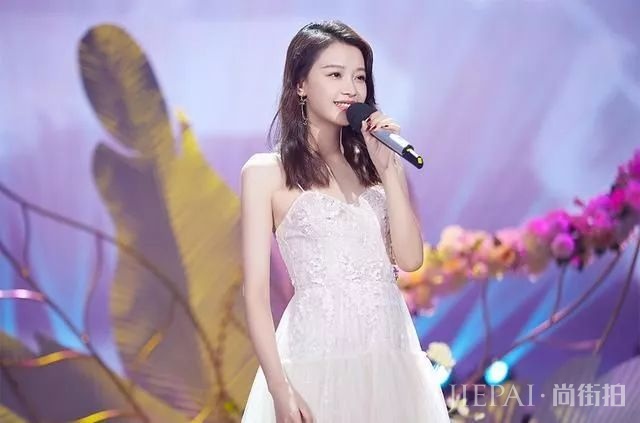 辣妈孙怡又仙女了？一条白裙不像生过娃！