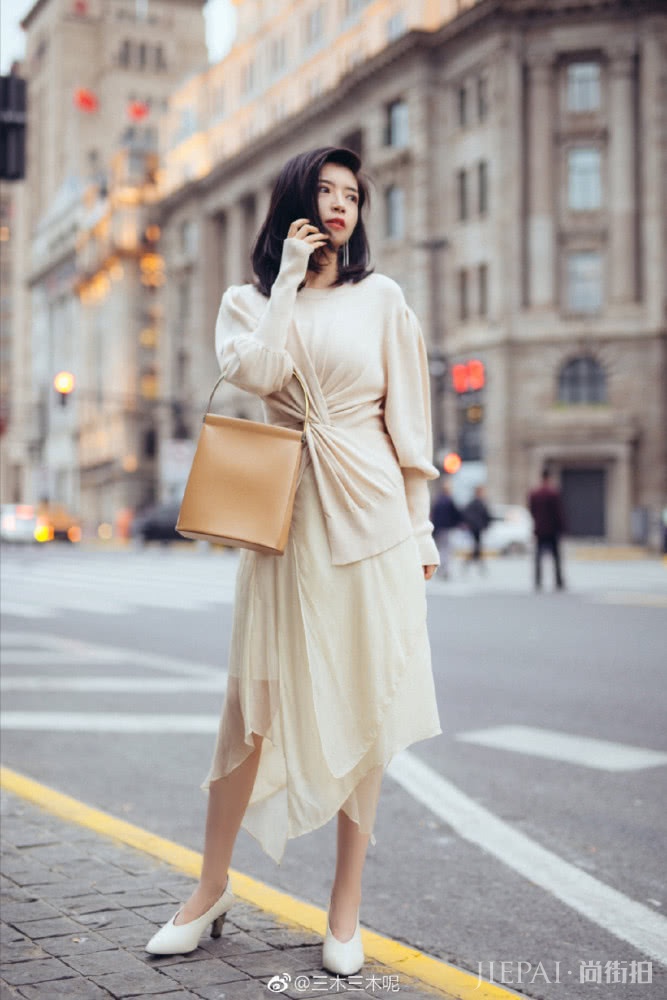 时尚博主亲自示范锁骨发连搭连衣裙的日常穿搭 优雅又时尚