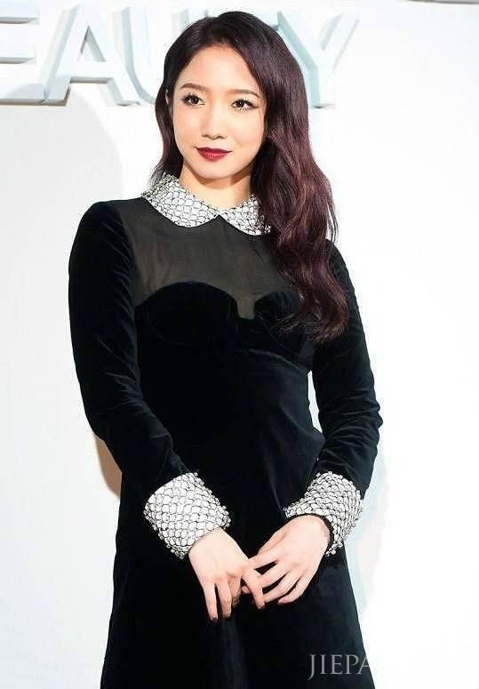 19岁孟美岐在镜头下暴露原形，妆没化好一下老了十几岁