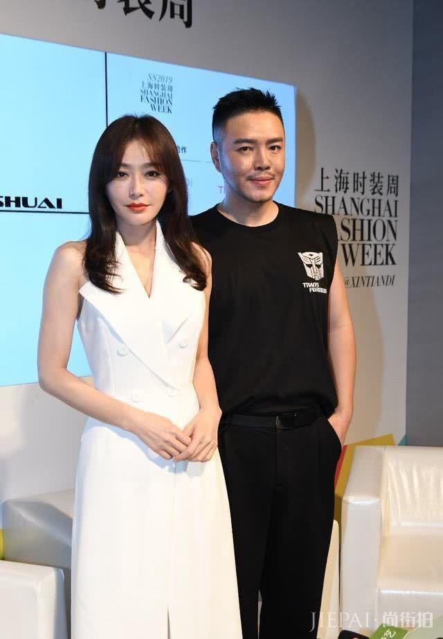 秦岚上海时装周搭配白色套装 演绎优雅好气质