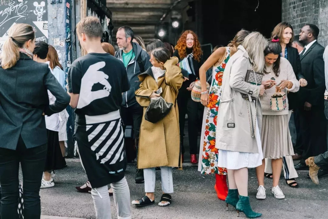 风衣+裙子，在2018的街拍中会美的很高级！