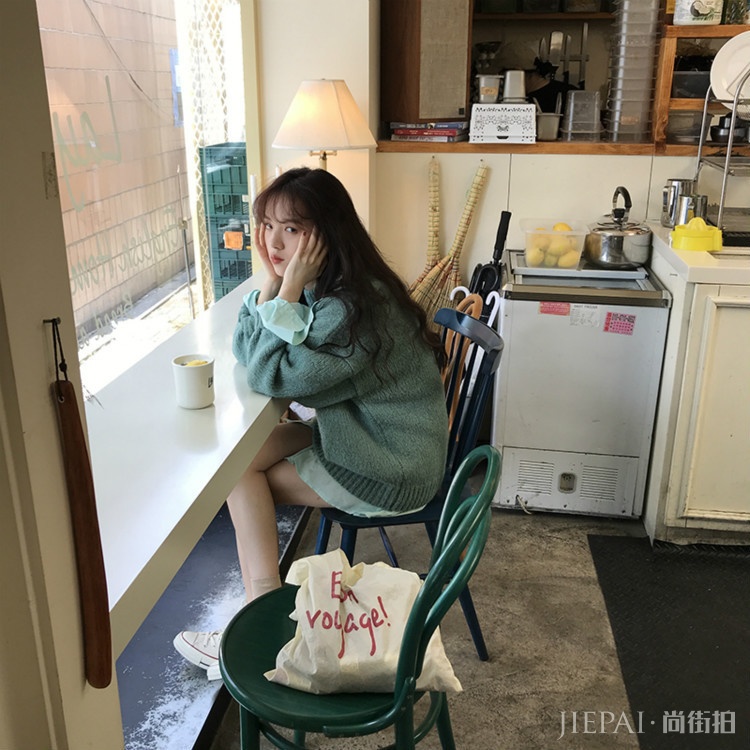 秋冬穿衣不发愁，这“3种”颜色显白还减龄，穿在身上美翻了！