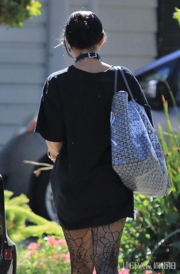 女星凡妮莎·哈金斯优雅现身洛杉矶街头，她的鞋底真是太高了