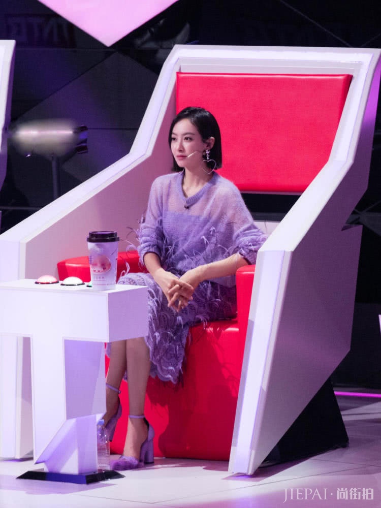 宋茜玩新花样，裙子上插羽毛，居然美出新高度