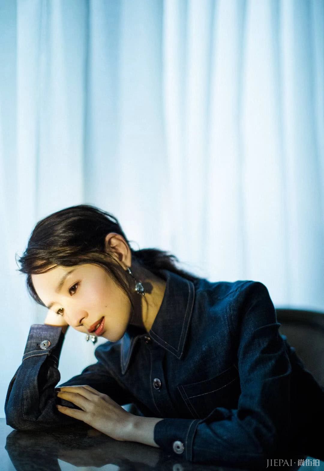 董洁剪刘海至少减龄20岁,扎低马尾穿百褶裙,少女感惊艳!
