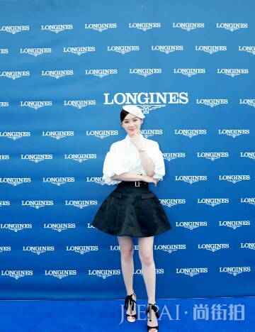 袁姗姗搭配波点纱质长裙,一秒年轻10岁,少女感立显又优雅大气