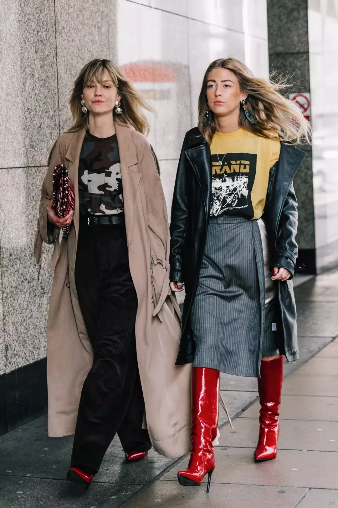 风衣+裙子，在2018的街拍中会美的很高级！