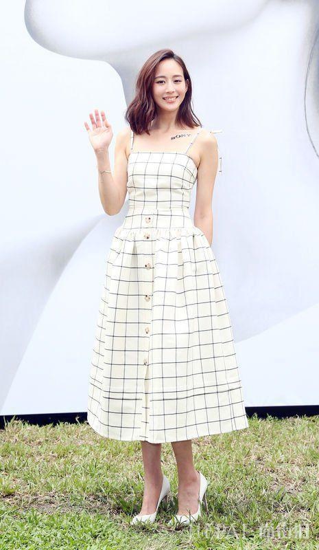 张钧甯的穿衣技巧！用优雅知性的白色搭配打造迷人女人味