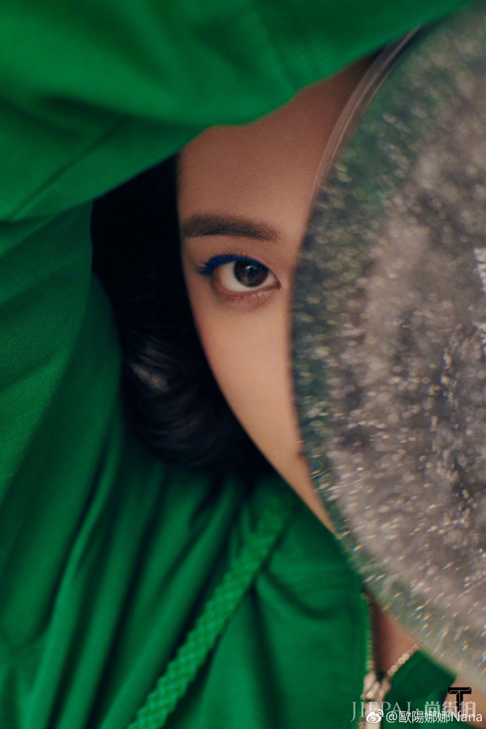 欧阳娜娜时尚杂志造型有点浮夸,网友评论像螳螂