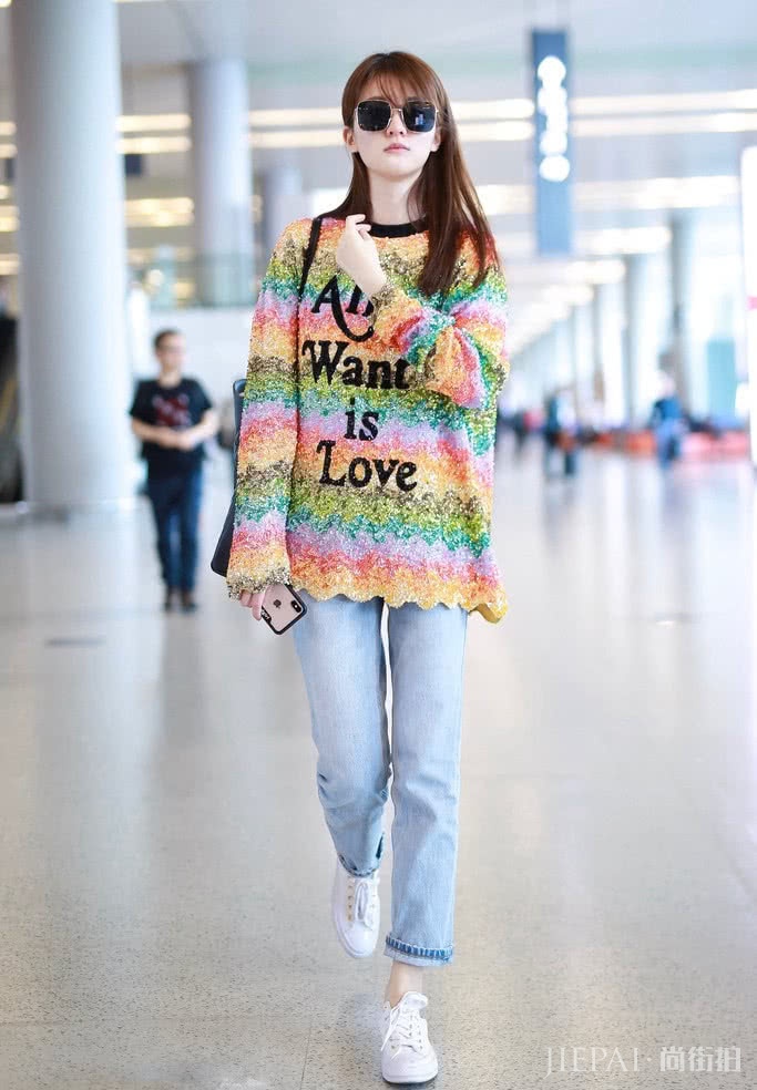 乔欣穿彩虹色毛衣，撞衫周迅，全靠气场支撑