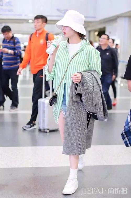 露脚踝过时了？穿运动鞋露袜子才是真时髦！