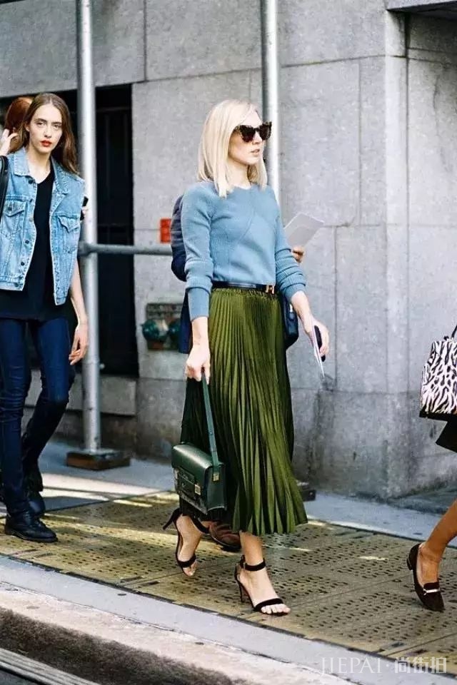 街头潮人告诉你 秋冬季度穿这6条裙子,美过一整年