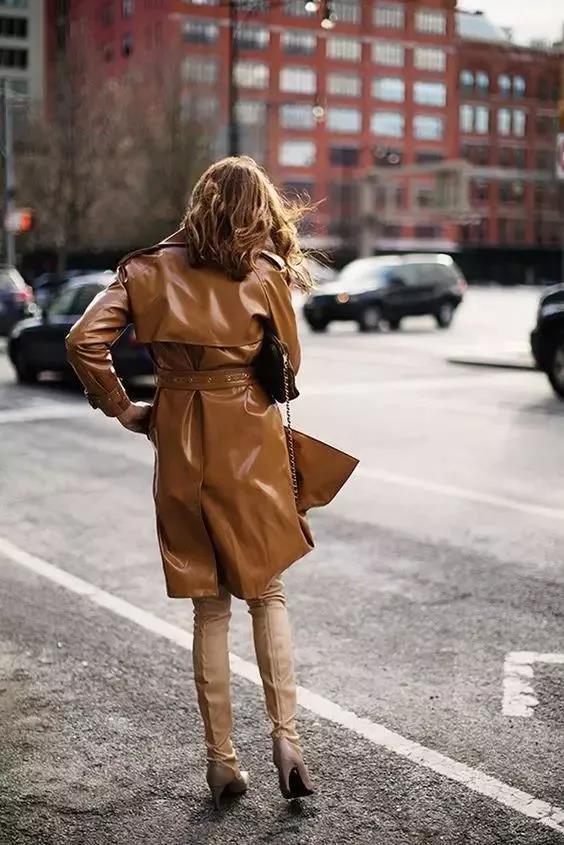 秋天穿什么颜色的衣服？把这2个颜色穿在一起就显高级