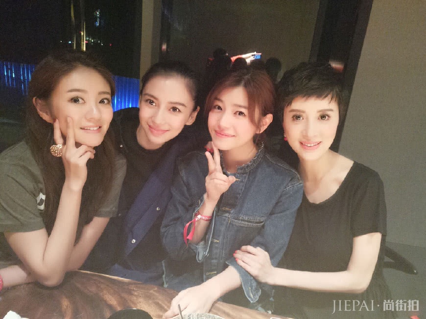 43岁金巧巧拍杂志,穿各种彩色貂皮大衣,拍出了某宝风?