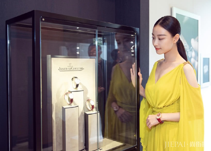 30岁倪妮气质感真好，编发造型西服搭配格子裙穿搭，少女感爆棚