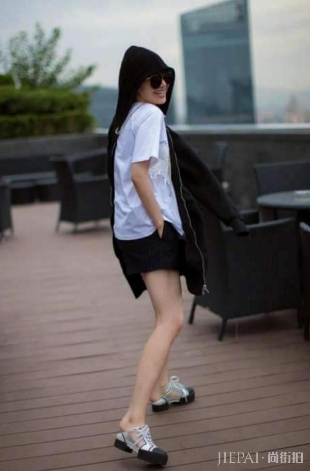 还是许晴时尚大气,49岁仍从容如少女