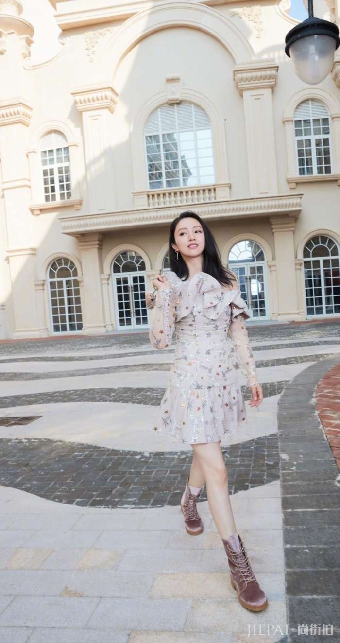 董璇贴心种草，晒街拍秀甜美动感笑容