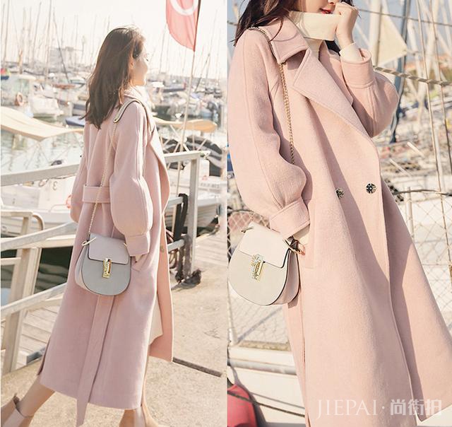 一件粉色大衣让你秋冬穿起来温暖又减龄，拥有十足女人味