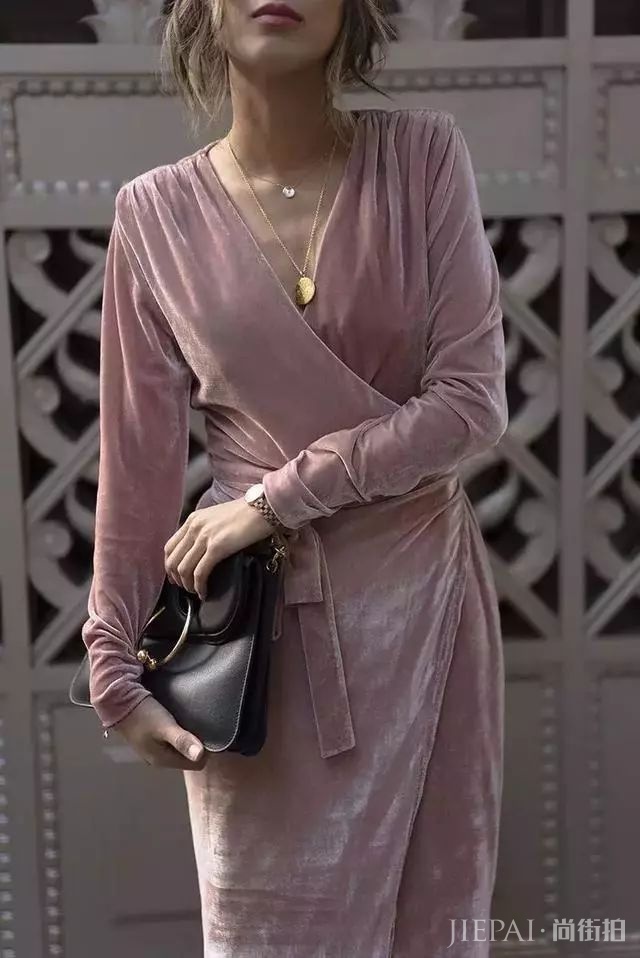 街头潮人告诉你 秋冬季度穿这6条裙子,美过一整年