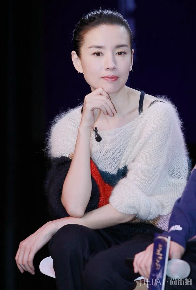 董洁剪刘海至少减龄20岁,扎低马尾穿百褶裙,少女感惊艳!