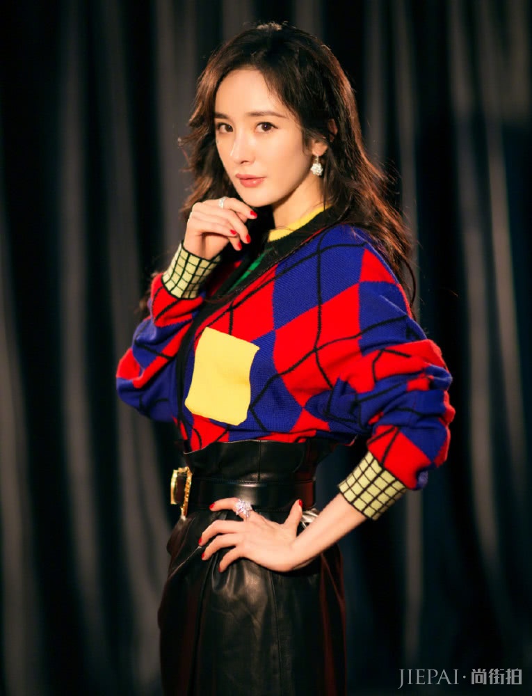 32岁杨幂硬穿出了18岁的样子!白色短袖+黄色吊带裙,真美