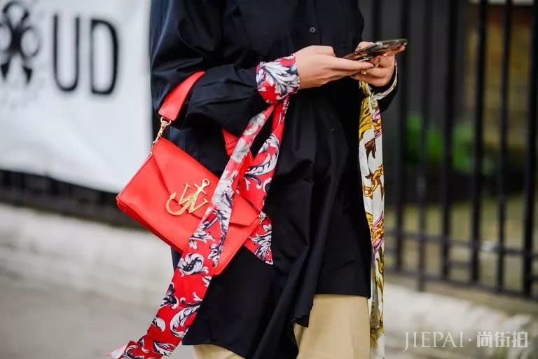 穿衣配丝巾,四两拨千斤 喜欢丝巾的同学来看看这份最全的丝巾搭配攻略吧