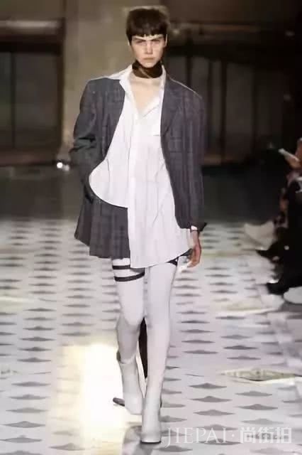 男人30岁穿西装才有范!但西装怎么穿有讲究,如果乱穿就会越穿越老