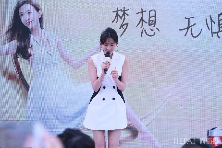 秦岚和林志玲同穿无袖西装,连无修图都难分上下!