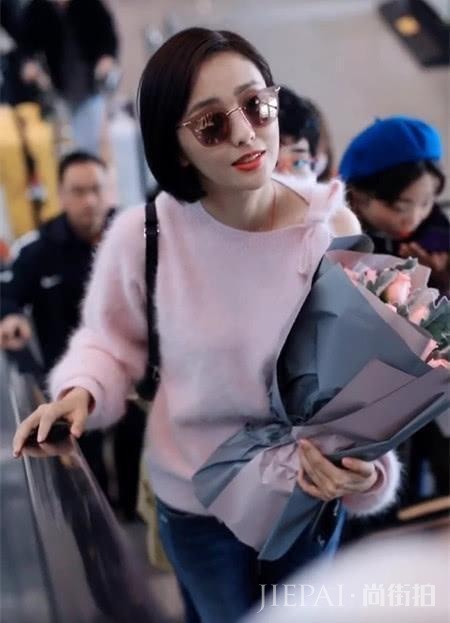 一件毛衣就让佟丽娅美成少女,这样的毛衣你喜爱吗?