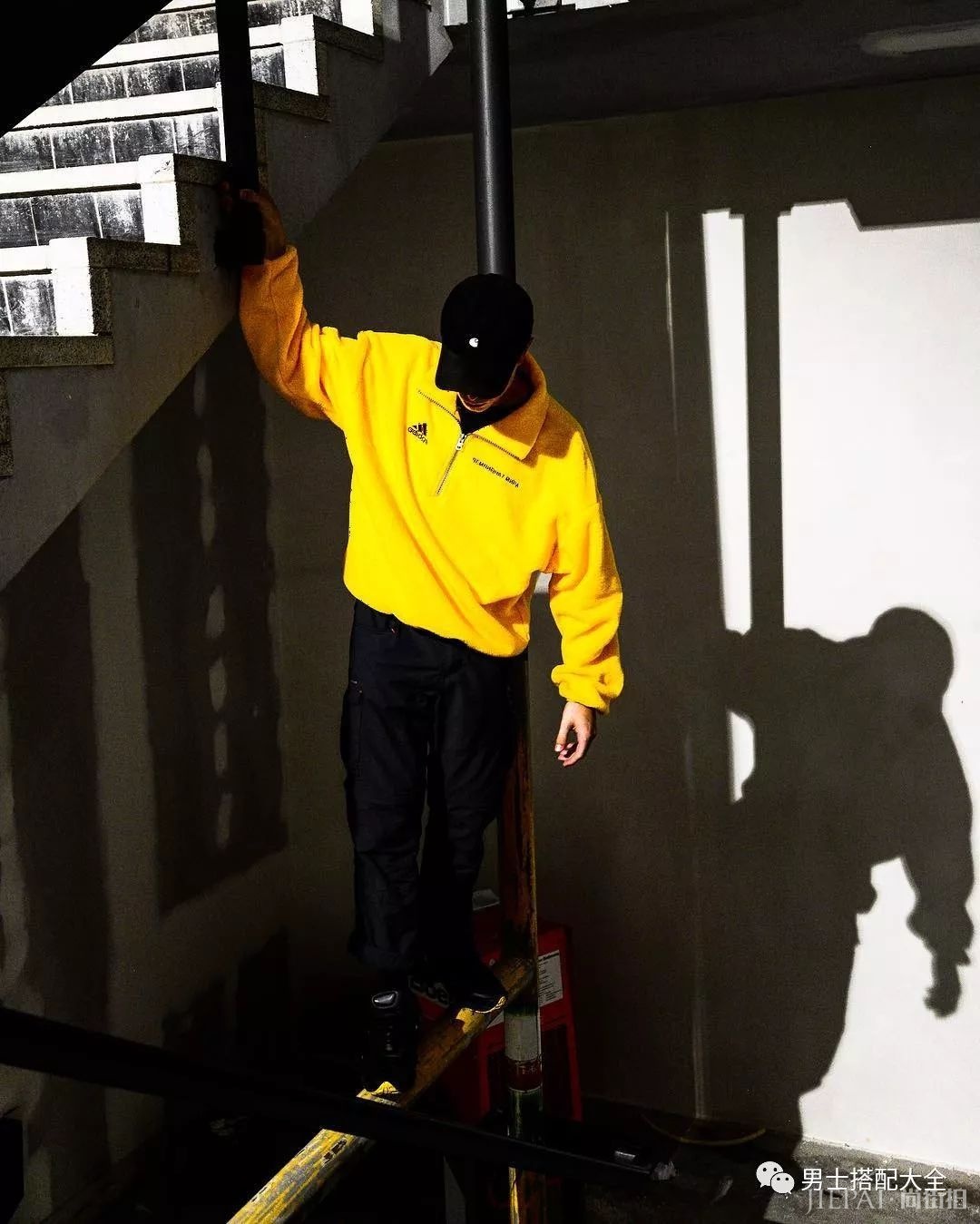 潮男看过来 用万年不淘汰的黑色单品来拯救你的秋冬穿搭