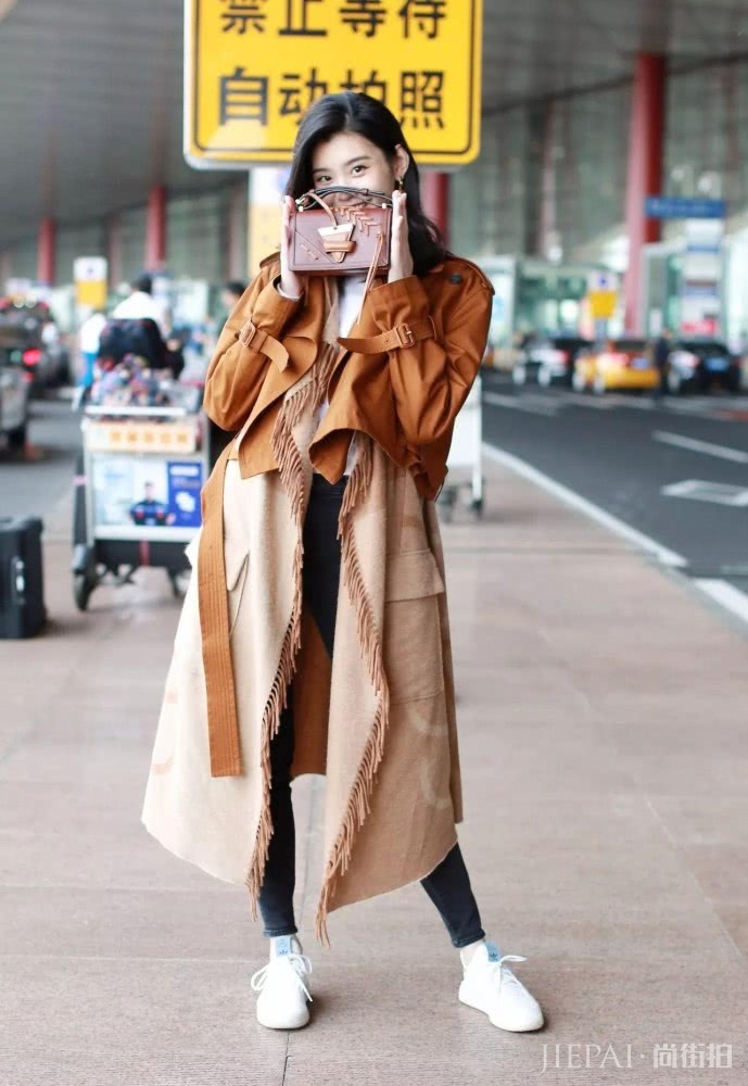 维密超模何穗奚梦瑶撞衫，穿同一款拼色风衣，谁更好看？