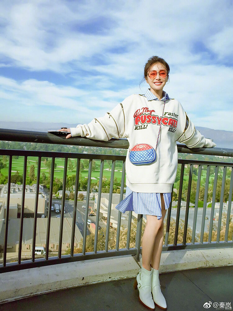 秦岚在卫衣里套件长衬衫就出门,裤子都省了,网友:这腿我给满分