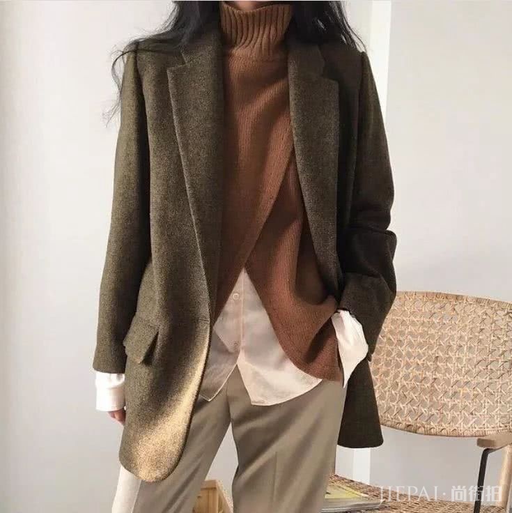 毛衣的叠穿非常重要。选对了让你时尚一个秋冬